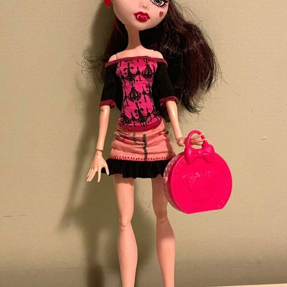 Monster High Draculaura - Picture 1 of 6